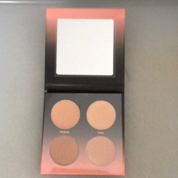 Shades By Shan - Highlighter Palette filled with four ultra-smooth highl… - Picture 4 of 6